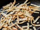 Нарезаю лаваш полосками и кидаю на сковородку: из самых доступных продуктов делаю вкусный и простой обед