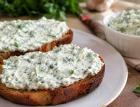 Зеленая намазка на июльские бутерброды: бюджетная вкуснятина за 10 минут — и на свежий хлеб, и на гренку