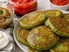 Все лето делаю зеленые оладьи: вкусный способ есть много зелени — подаем со сметанкой или лечо