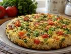 Жарю рис на сковородке и добавляю яйцо со сметаной: простая вкуснятина на ужин — и мяса не надо
