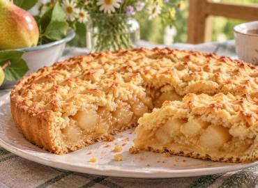 Перетираю пачку масла с мукой и добавляю грушу: пеку вкуснятину на август — проще пирога, вкуснее торта