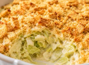 Как пошла молодая капуста, мешаю ее с крекером и заливаю сливками — вкуснятина из самых простых продуктов