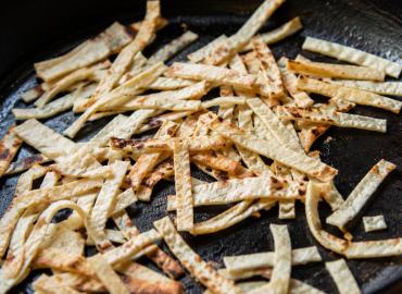 Нарезаю лаваш полосками и кидаю на сковородку: из самых доступных продуктов делаю вкусный и простой обед