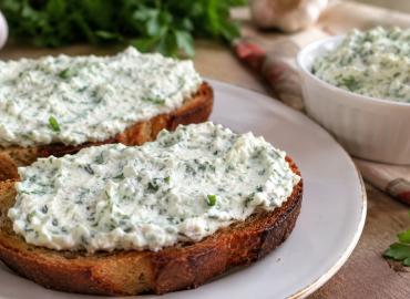 Зеленая намазка на июльские бутерброды: бюджетная вкуснятина за 10 минут — и на свежий хлеб, и на гренку