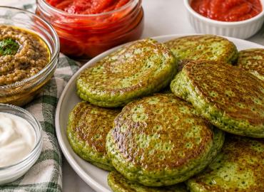 Все лето делаю зеленые оладьи: вкусный способ есть много зелени — подаем со сметанкой или лечо