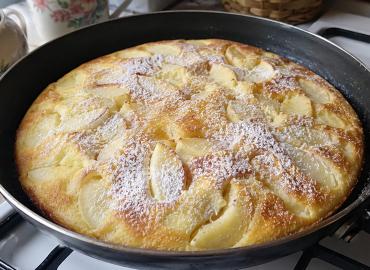 Мешаю яблоки со сметаной — и на сковородку: ленивый десерт проще шарлотки