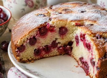 Беру кефир и три яйца — за 30 минут готовлю вкуснятину проще торта: ленивый пирог из первой вишни